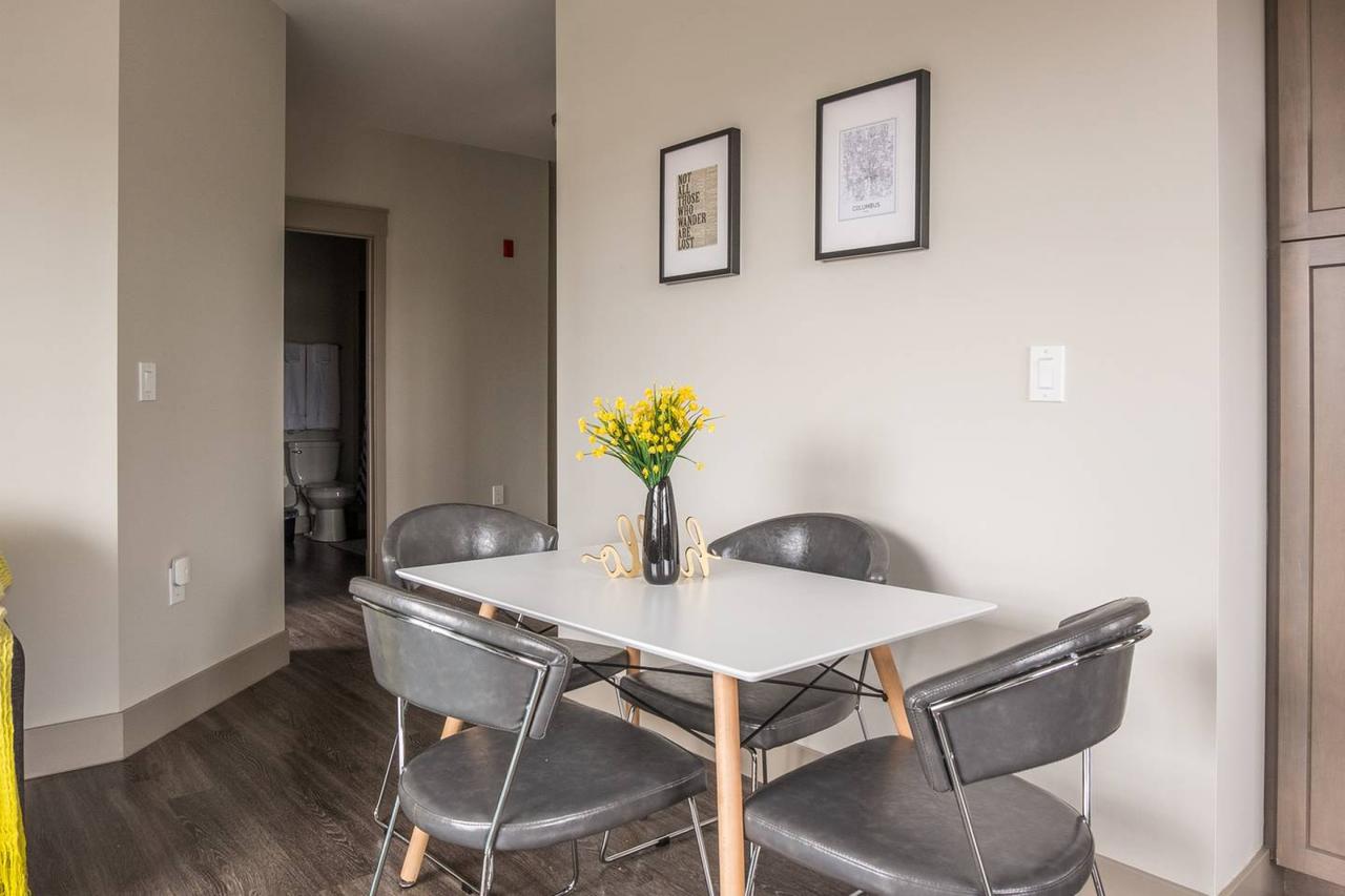 Vibrant Downtown 2br - Balcony + Parking + Gym - thumb 2