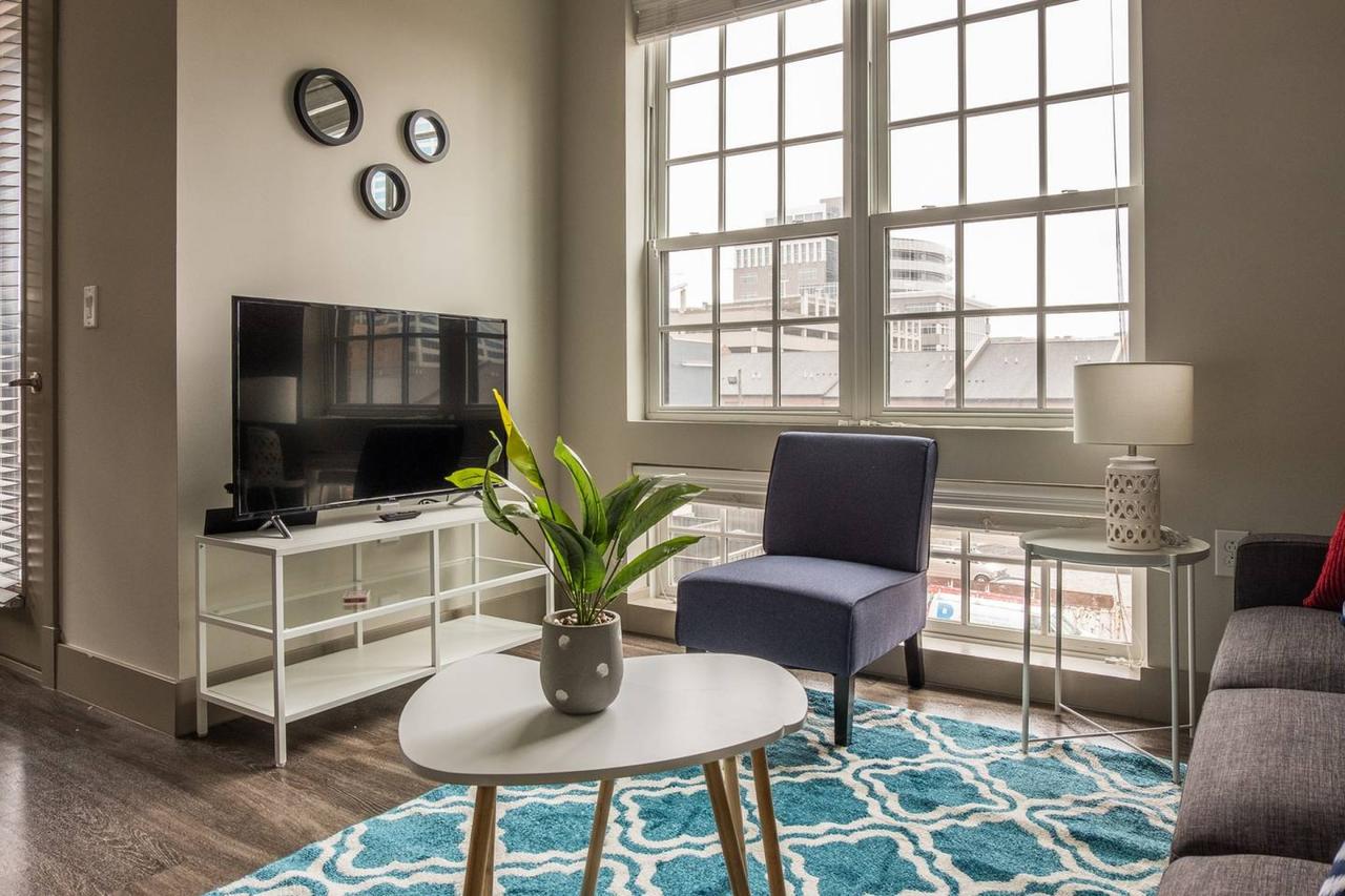 Vibrant Downtown 2br - Balcony + Parking + Gym - thumb 25