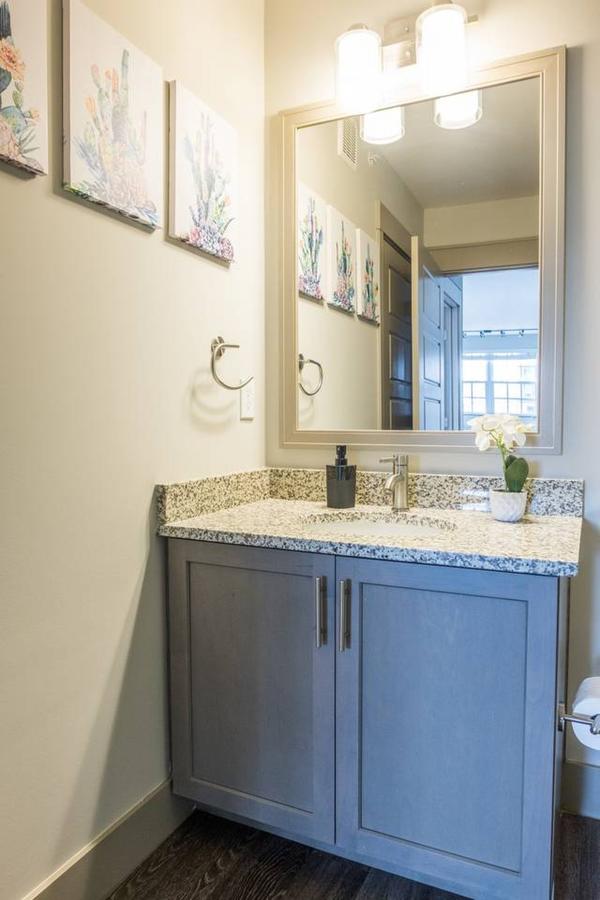Vibrant Downtown 2br - Balcony + Parking + Gym - thumb 21