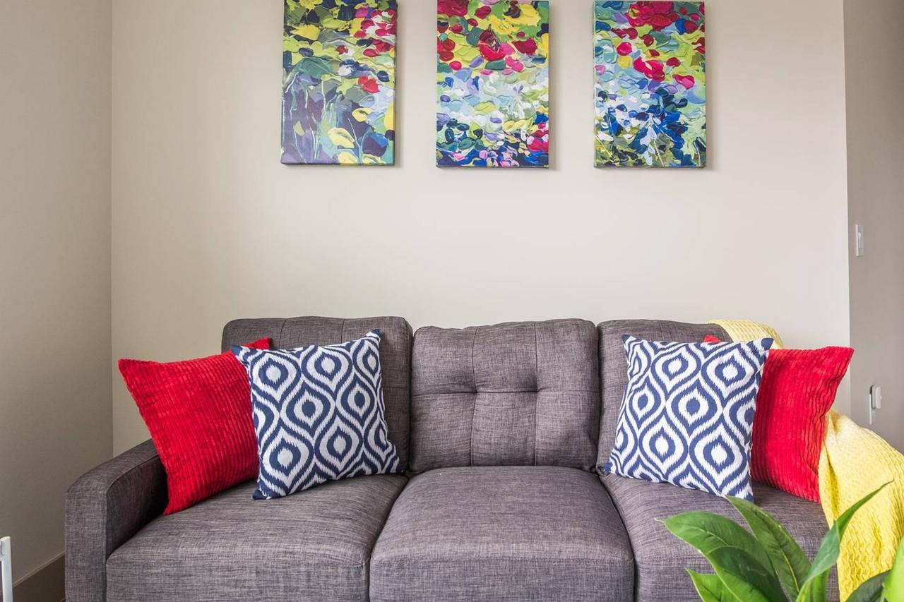 Vibrant Downtown 2br - Balcony + Parking + Gym - thumb 6