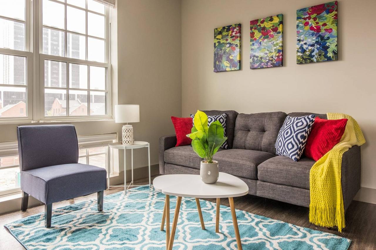 Vibrant Downtown 2br - Balcony + Parking + Gym - thumb 0