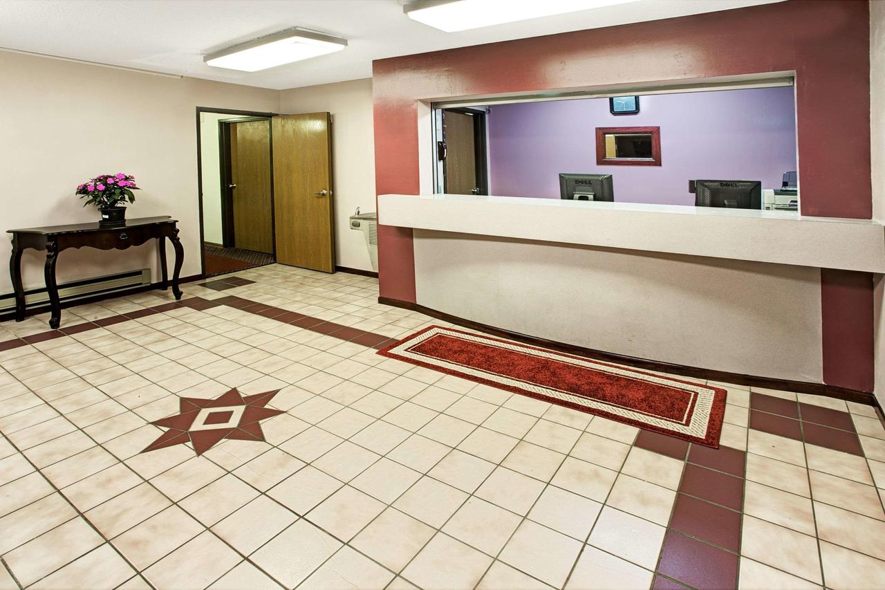 Super 8 By Wyndham Heath/Newark - thumb 8