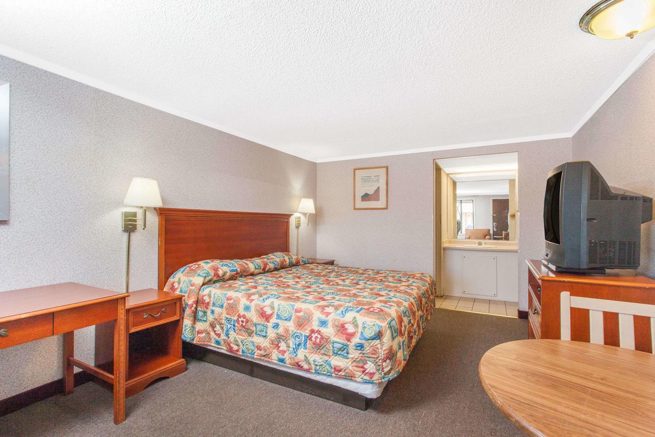 Knights Inn Toledo West - thumb 22