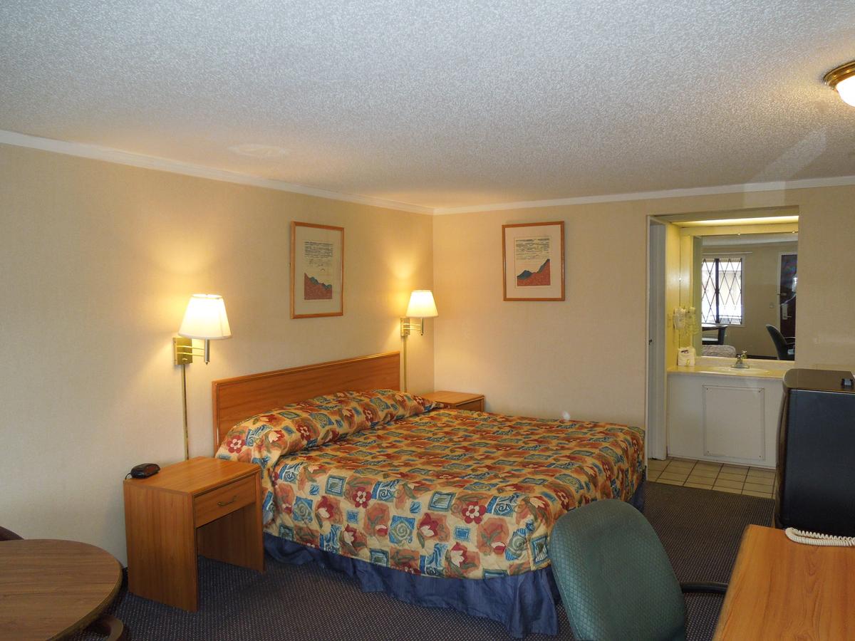Knights Inn Toledo West - thumb 17
