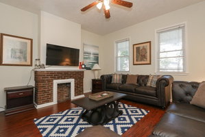 Unbeatable Downtown Location - 5 Beds & Parking!