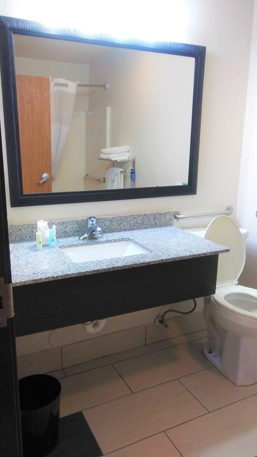 Quality Suites I-44 - thumb 1