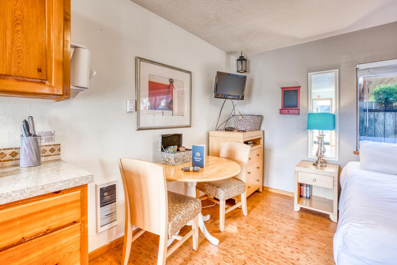 Beaches Inn | Pirates Cove Cabana 8 - thumb 5