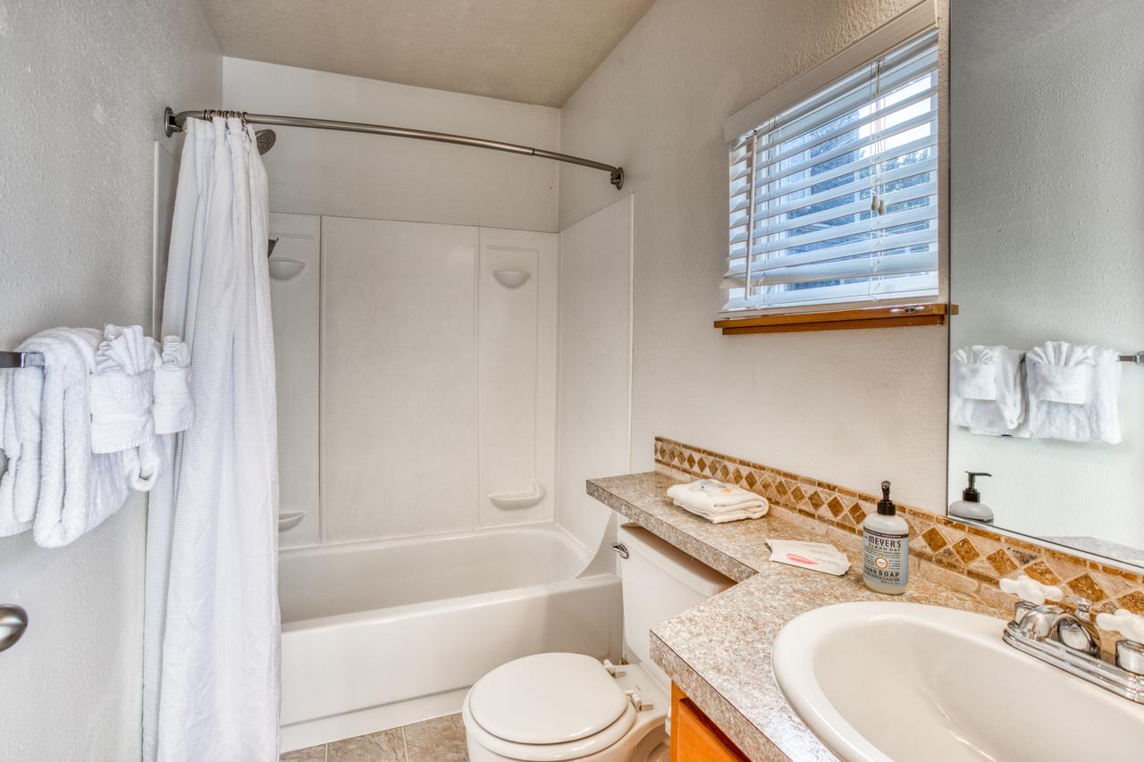 Beaches Inn | Pirates Cove Cabana 8 - thumb 10