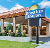 Days Inn  Suites by Wyndham Logan - Accommodation Ohio