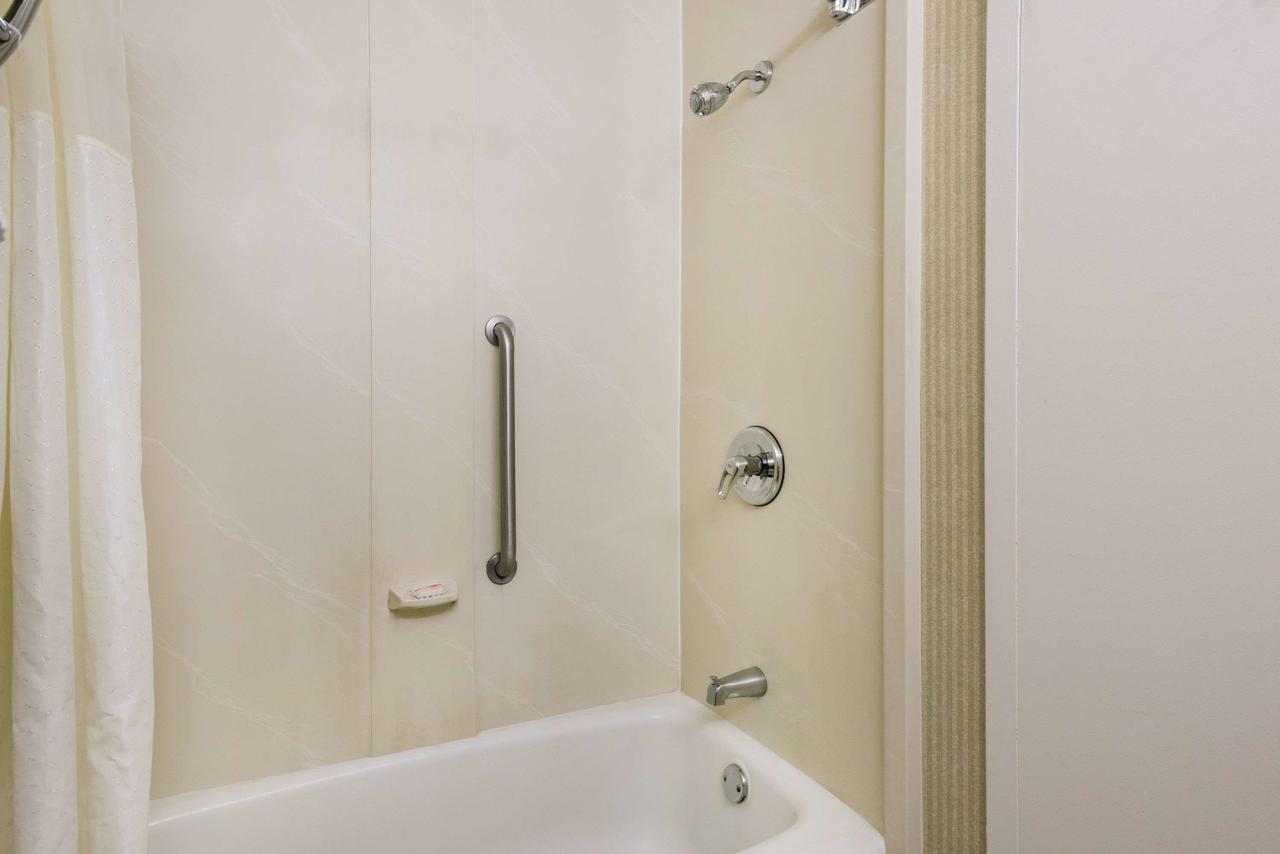 Days Inn By Wyndham Rutland/Killington Area - thumb 41