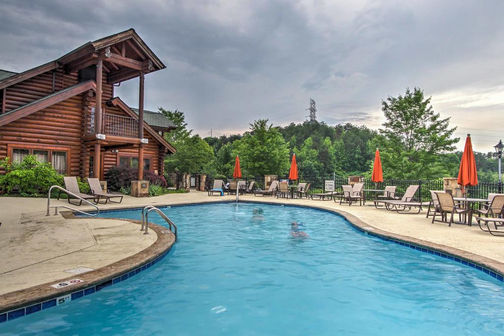 'Easy Life' Pigeon Forge Home With Views & Hot Tub! - thumb 1