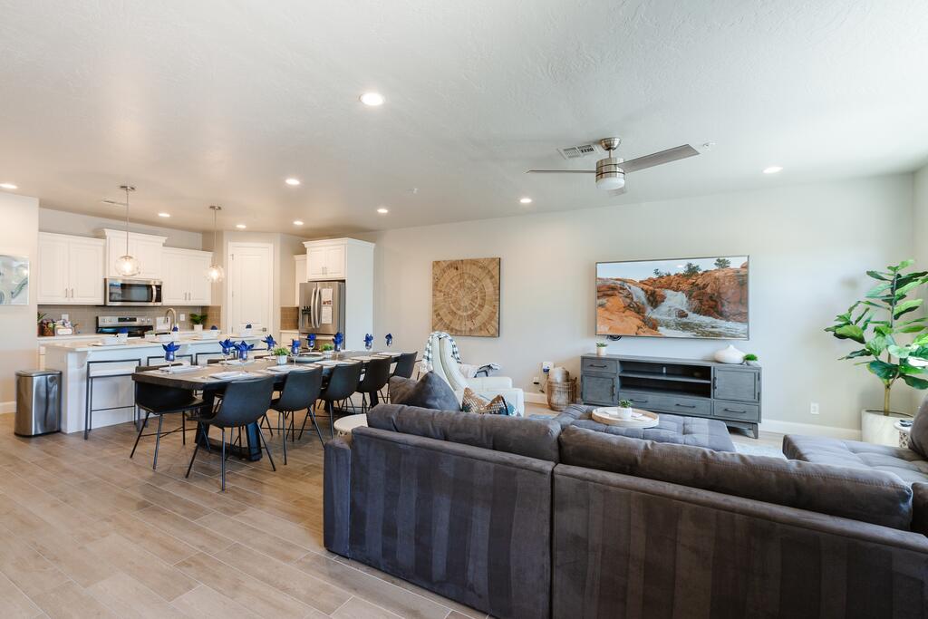 2267 Town Center 4 Bedrooms, Private Hot Tub, Amazing Views, Golfing, Community Pool - thumb 0