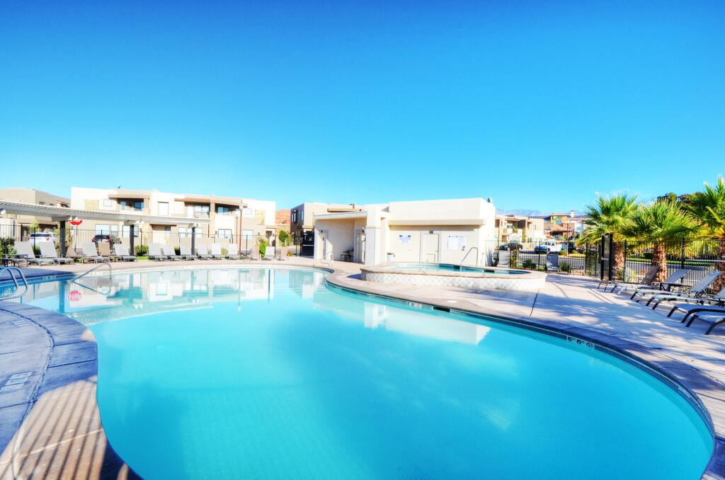 2267 Town Center 4 Bedrooms, Private Hot Tub, Amazing Views, Golfing, Community Pool - thumb 1