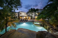 8 Bedroom Villa Fits 20 with Movie Theater Pool Basketball Accommodation Ohio