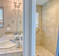 9 bedroom/ 6 bath sleeps 30 with a private fishing pier with huge trout - Accommodation Ohio