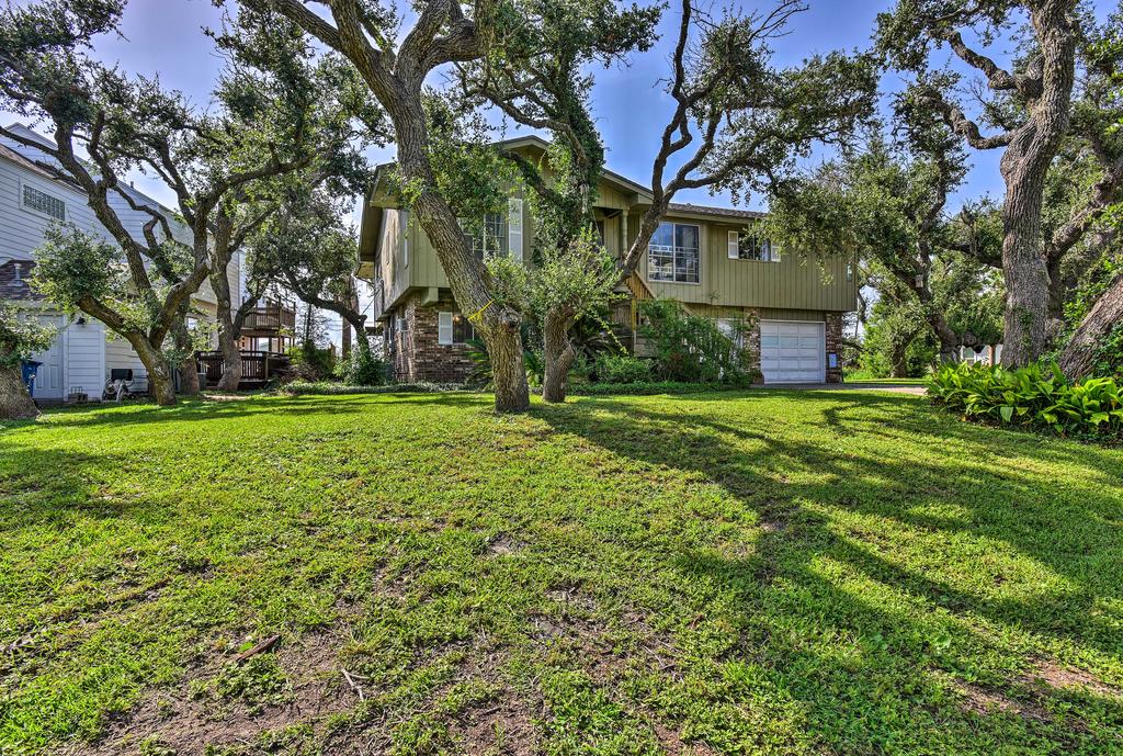 Airy Rockport Studio With Yard - 1 Row From Shore! - thumb 1