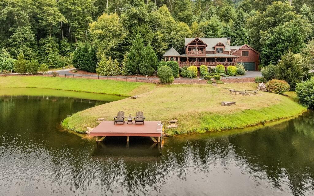 Chloe`s Lake Lodge - thumb 0