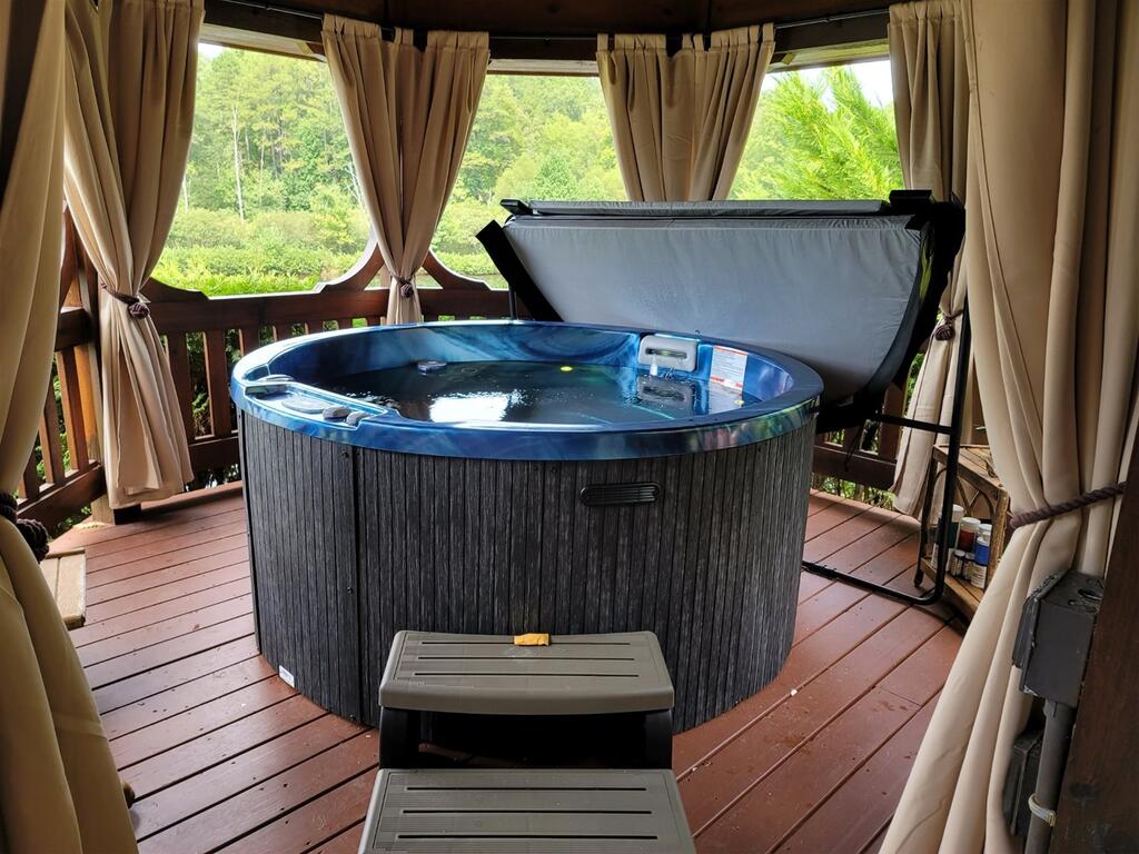 Chloe`s Lake Lodge - thumb 3