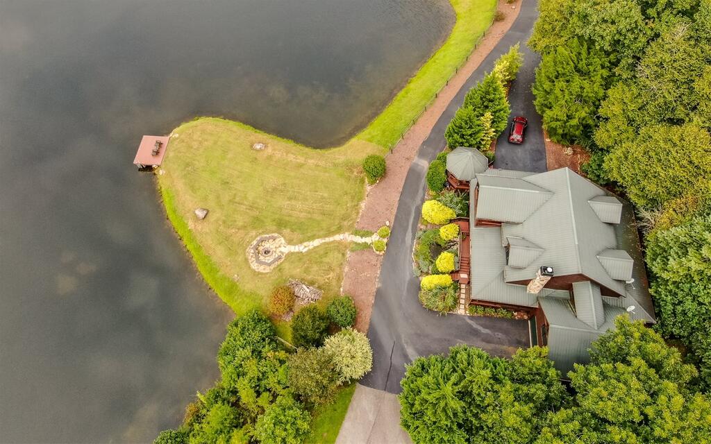 Chloe`s Lake Lodge - thumb 1