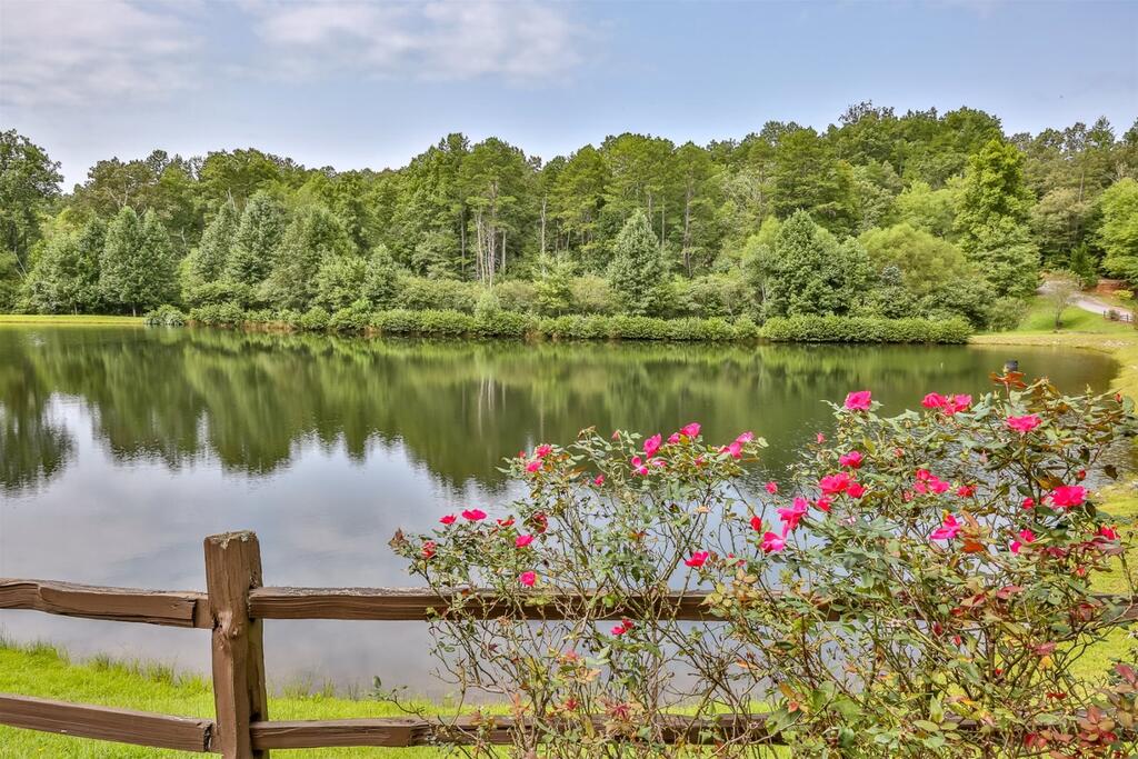 Chloe`s Lake Lodge - thumb 2