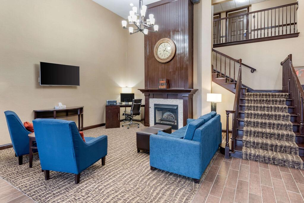 Comfort Inn & Suites - thumb 0