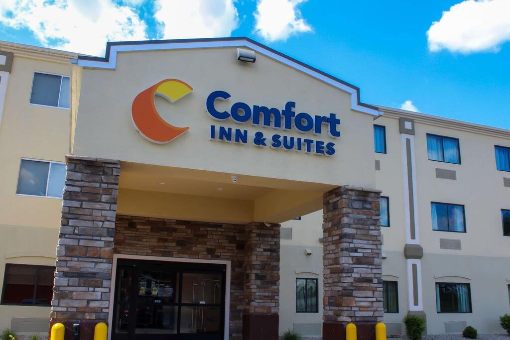 Comfort Inn & Suites - thumb 0