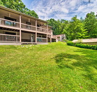 Cozy Lakefront Lapeer House with 2 Paddle Boats - Accommodation Ohio