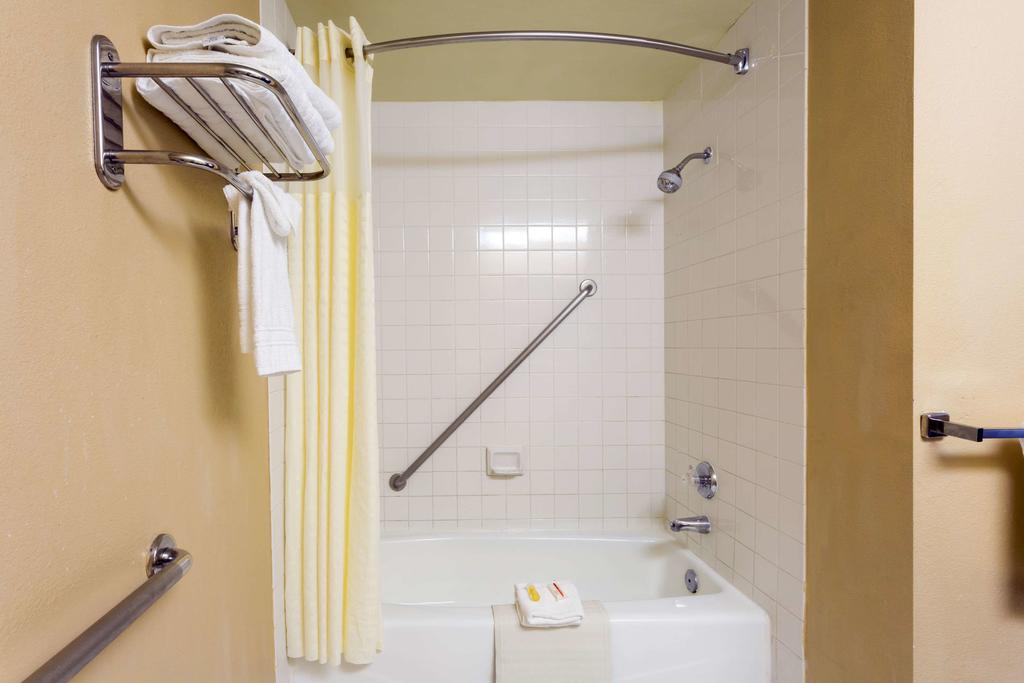 Days Inn By Wyndham Fontana / Rialto - thumb 3