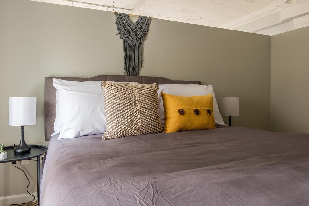 Downtown 1 And 2 BR Apt With Kitchen By Frontdesk - thumb 2