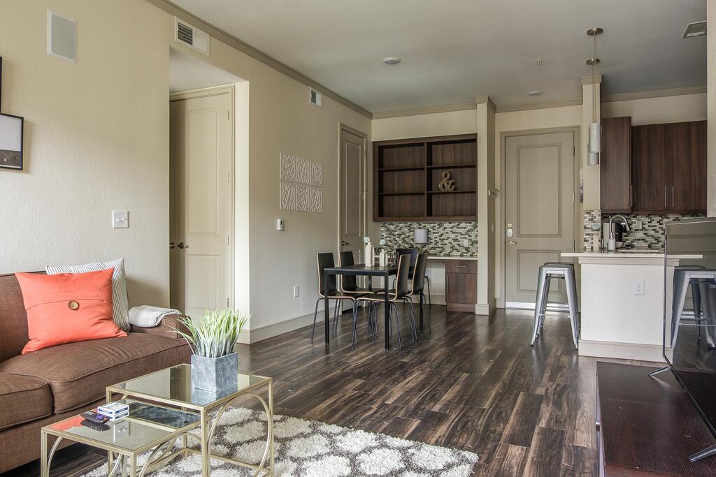 Downtown 1 And 2 BR Apts By Frontdesk - thumb 2