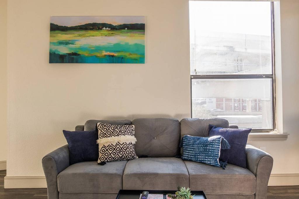 Downtown 1 And 2 BR Apts By Frontdesk - thumb 0