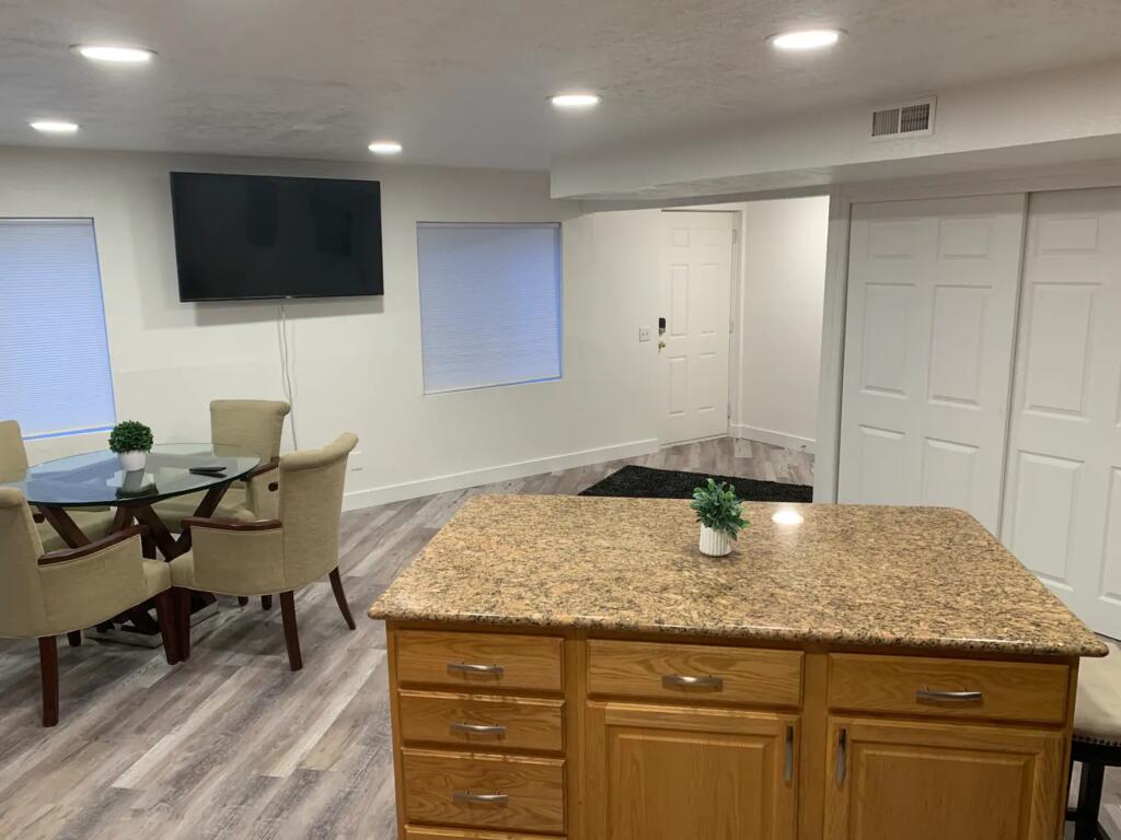 Entire Basement Mother In Law 1800 SQ/FT 4BR/2BA - thumb 2