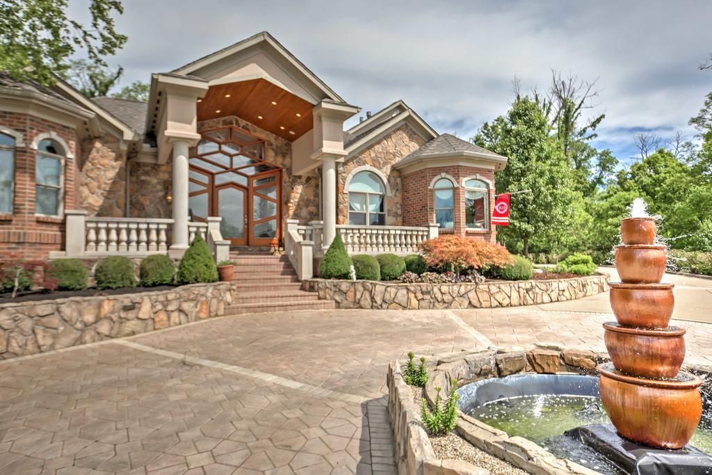 Event-Friendly Cincinnati Home With Pool, Spa & Bar! - thumb 0