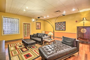 Historic Downtown Charm - Top-Floor Lancaster Apt!