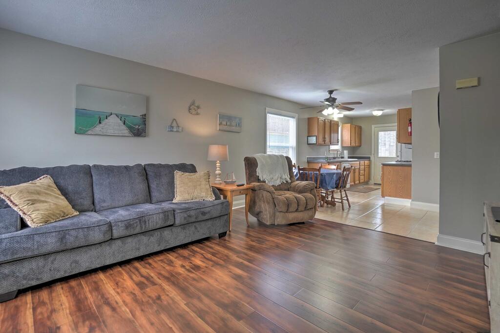 Home With Private Yard - Walk To Lake Erie! - thumb 3