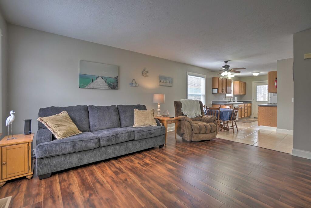 Home With Private Yard - Walk To Lake Erie! - thumb 2