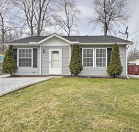 Home with Private Yard - Walk to Lake Erie - Accommodation Ohio
