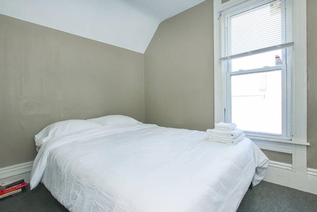 Lots Of Beds! Close To Downtown - thumb 1