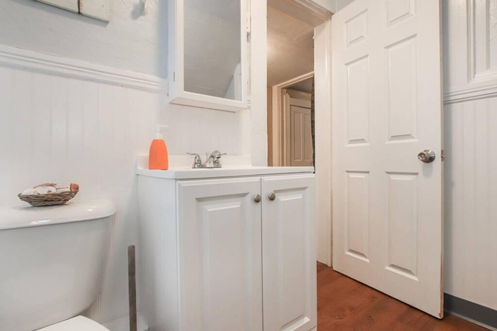 Lots Of Beds! Close To Downtown - thumb 3