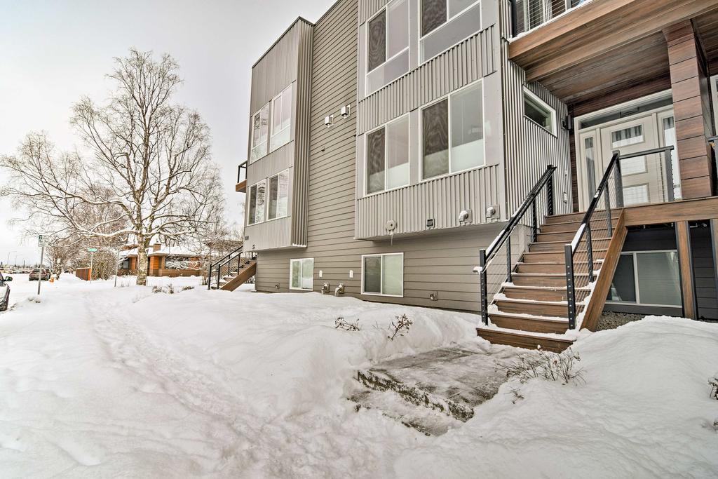 Modern Anchorage Townhome - By Delaney Park Strip! - thumb 2