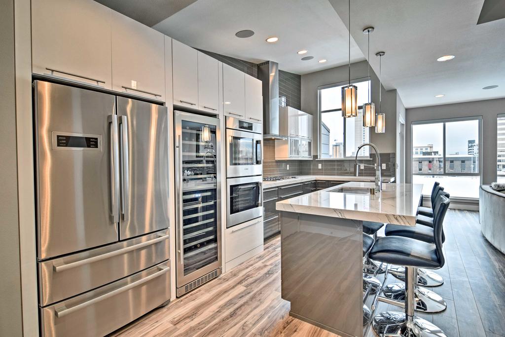 Modern Anchorage Townhome - By Delaney Park Strip! - thumb 1