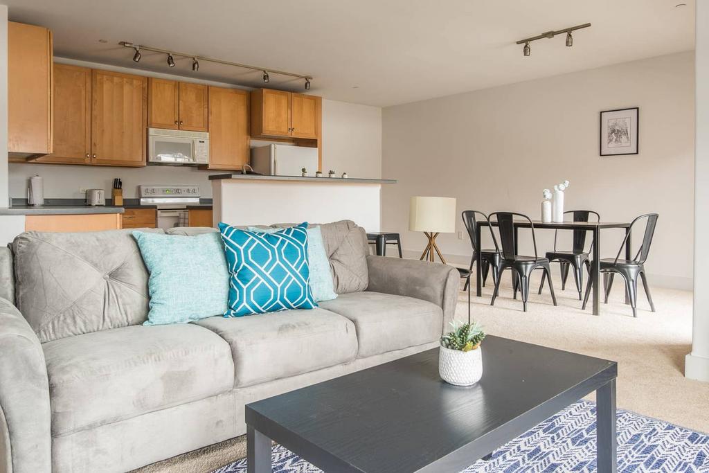 Modern And Spacious 2BR Apt - thumb 0