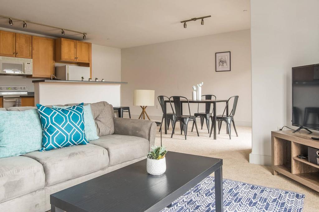 Modern And Spacious 2BR Apt - thumb 3