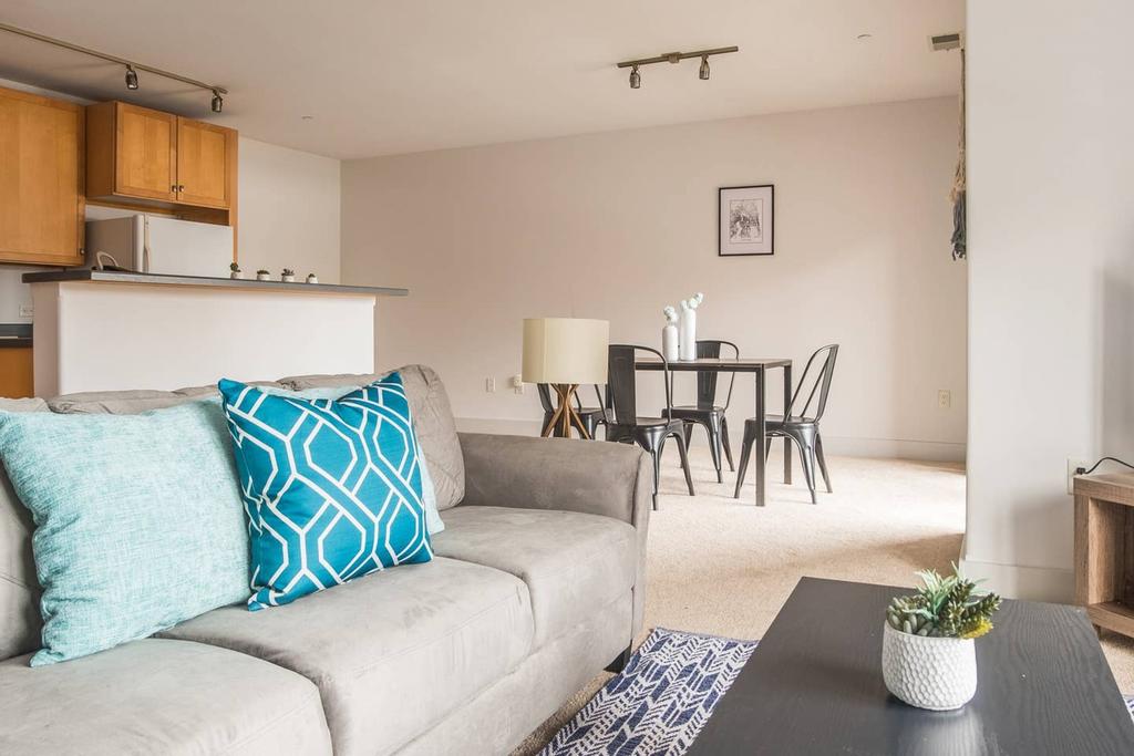 Modern And Spacious 2BR Apt - thumb 2