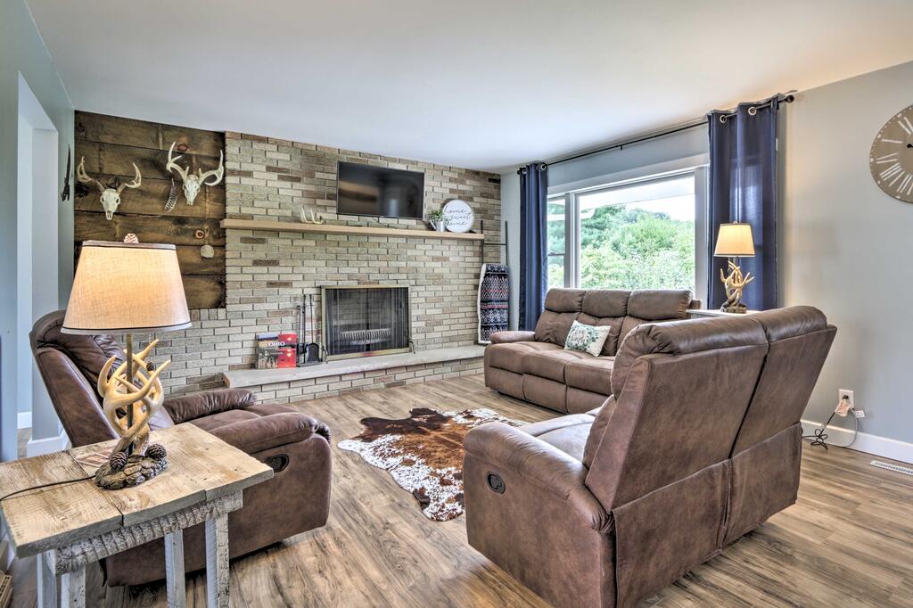Modern Zanesville Home With Deck & Spacious Yard - thumb 1