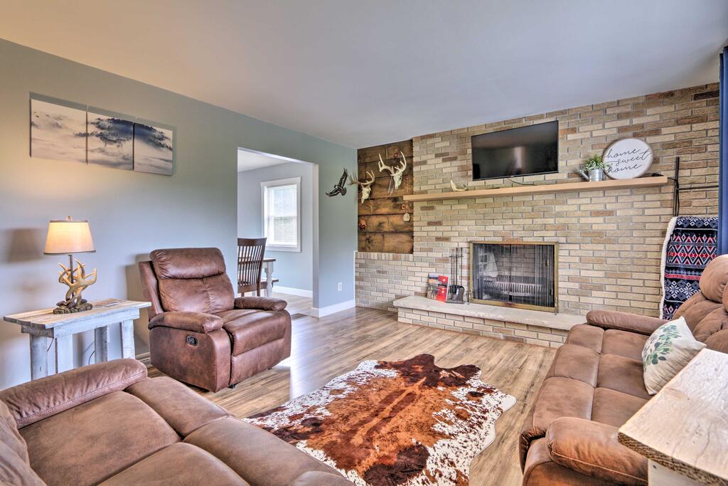 Modern Zanesville Home With Deck & Spacious Yard - thumb 0