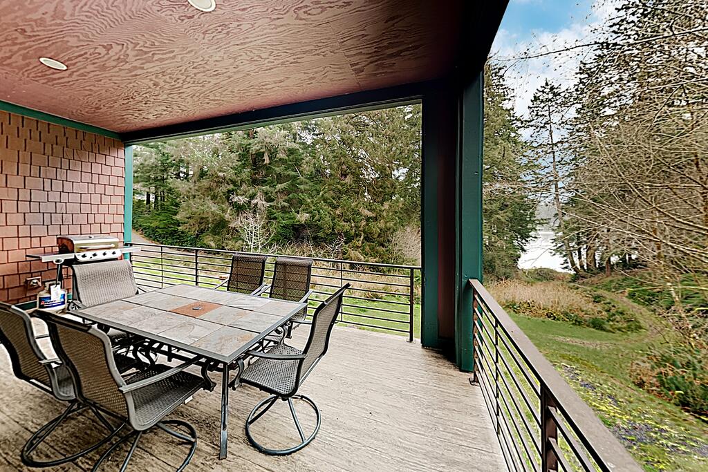 New Listing! Serenity Lake House On The Siltcoos Home - thumb 0