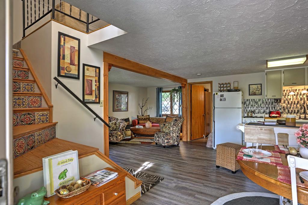 OPEN YEAR ROUND! 2BR Lakeview Home Steps To Marina - thumb 3