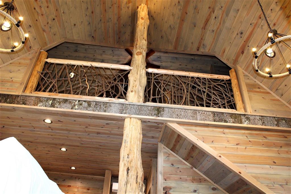 Out On A Limb (Treehouse) Cabin - thumb 1