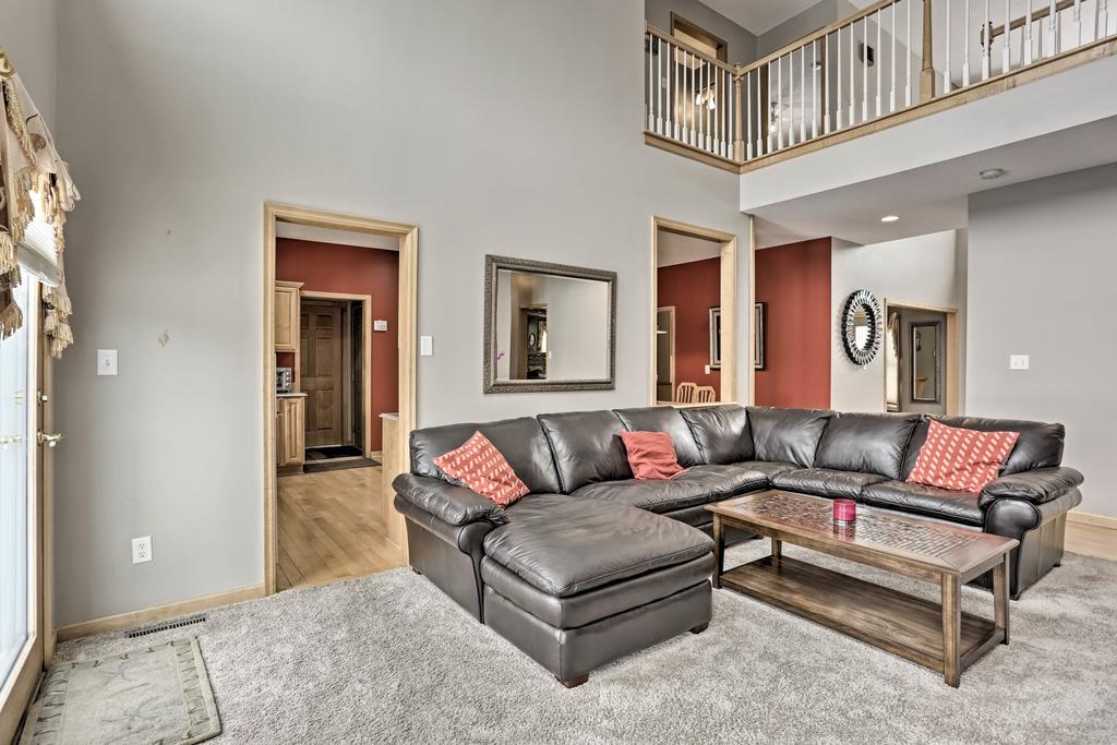 Pet-Friendly Woodbury Home With Deck - Near MPLS - thumb 3